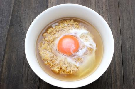 Ramen mit einer klaren Hühnerbrühe ist eine ausgewogene Alternative zu andere herzhaften Fleischbrühen.