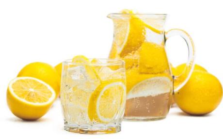 Warum ist es besonders wichtig, Zitronenwasser bei Schuppenflechte zu trinken?