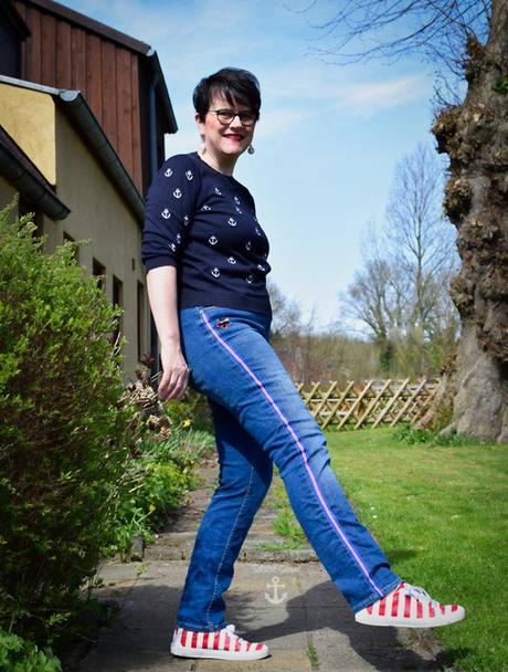 Jeans mit Galonstreifen im maritimen Stil