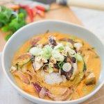 Rotes Thai Curry mit Hähnchenfleisch und grünem Spargel