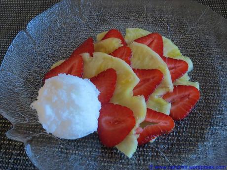 Erdbeer-Ananas-Carpaccio mit Holunderblütensorbet