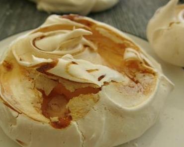 Pavlova mit Karamellstrudel und Blaubeeren