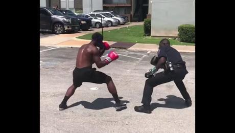 Boxkampf in da Hood: Cop vs. Gang Member