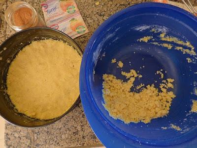 Dattel-Streuselkuchen mit Grieß und Nüssen - Gilacgi