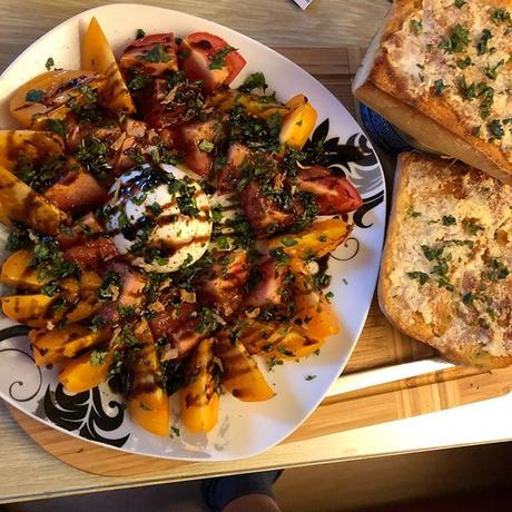 Bunte Tomaten, Burrata mit Basilikum und Knoblauch-Ciabatta (auf leider viel zu kleinen Teller) #italian #foodporn #dinner - via Instagram
