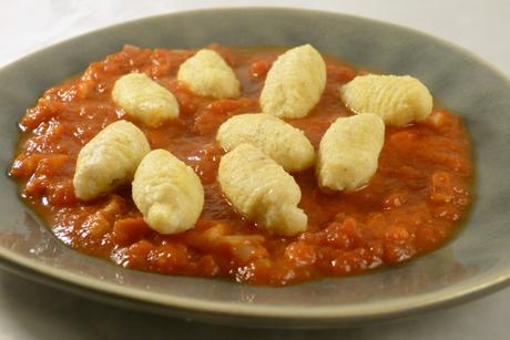 Ricotta-Buchweizen-Gnocchi mit rustikaler Tomatensauce
