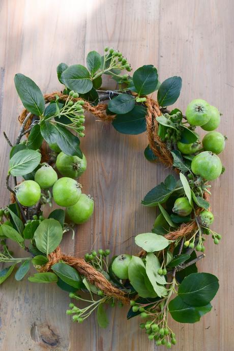 Kranz aus Äpfeln DIY Fruechte selbermachen und binden Schneeball Wreath apple Sommerkranz Apfelkranz