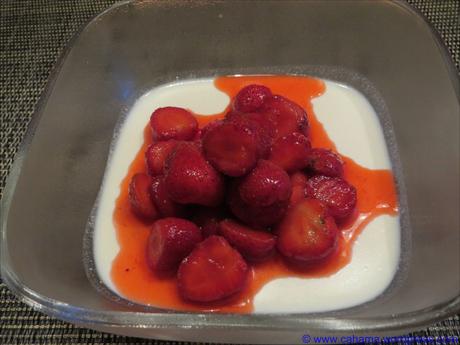 Mandel-Vanille-Pudding „Panna cotta-Style“ mit marinierten Erdbeeren