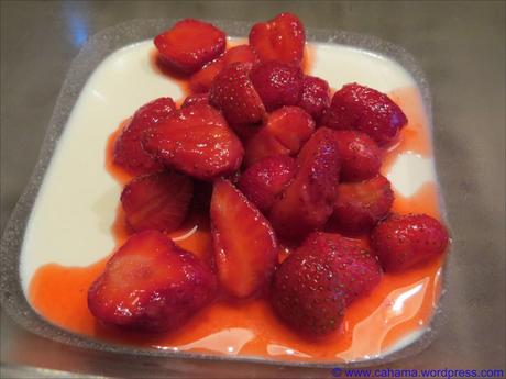 Mandel-Vanille-Pudding „Panna cotta-Style“ mit marinierten Erdbeeren