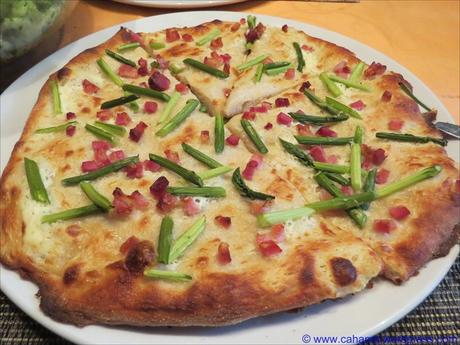 Spargelpizza „Flammkuchen-Style“