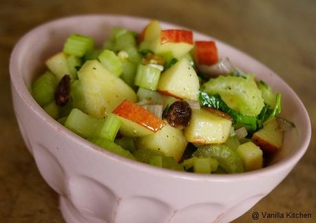 Stangensellerie-Salat mit Walnüssen, Äpfeln und Rosinen