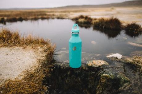 Mizu Edelstahl-Trinkflasche im Wasser