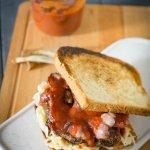 American Rib Sandwich mit Sriracha-BBQ-Sauce und Coleslaw