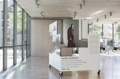 Ausstellungs-Installation im Foyer des Jüdischen Museums München