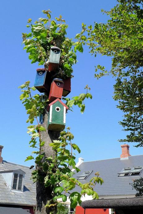 Vogelhauskette am Baum