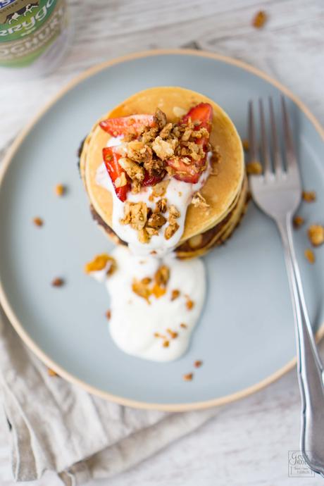 Joghurt Pancakes mit frischen Erdbeeren und Granola
