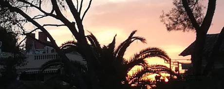 Sonnenuntergang auf dem Weg in Richtung Strand