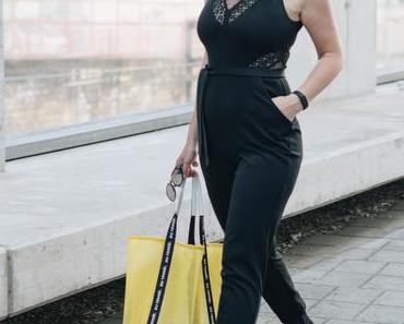 #basicblack Outfit im French Connection Overall, Stradivarius Mesh Shopper und Sommerstiefletten mit Punkten