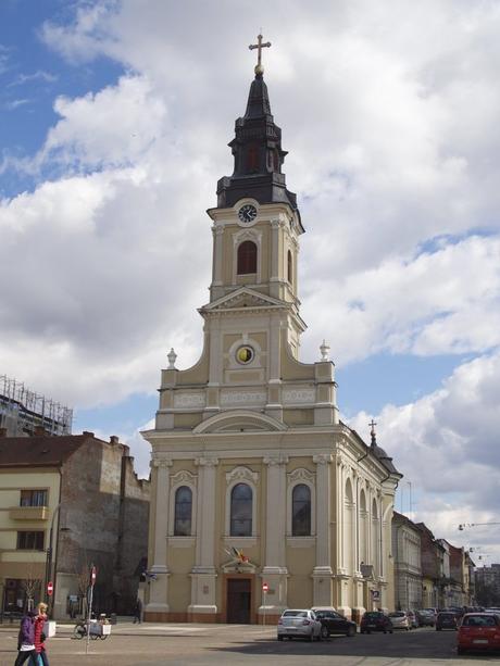 Oradea Kirche mit Mond halb voll