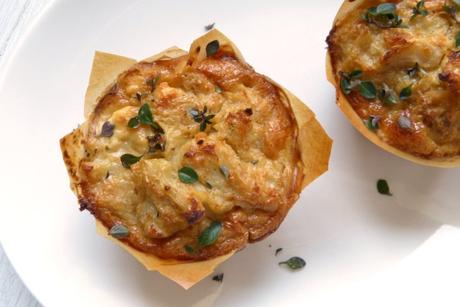 Kleine Quiches mit Feta, schwarzem Pfeffer und Thymian
