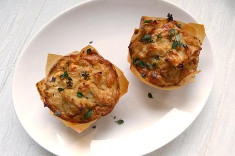 Kleine Quiches mit Feta, schwarzem Pfeffer und Thymian