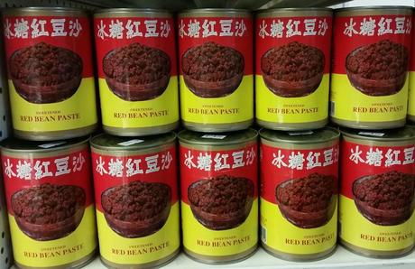Rote Bohnenpaste für Dorayaki gibt es auch im Asia-Supermarkt