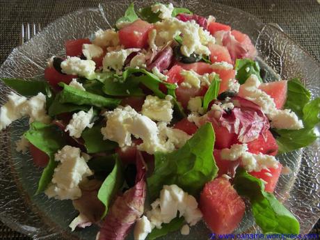 Wassermelonen-Feta-Salat mit Rucola und Radicchio