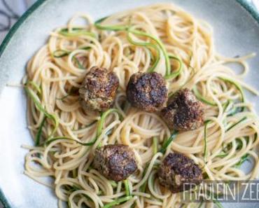 Sommerliche Hackbällchen mit Zucchini & Spaghetti