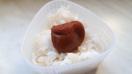 Onigiri Umeboshi geben nicht nur viel Geschmack, sondern halten den Reis auch frisch.