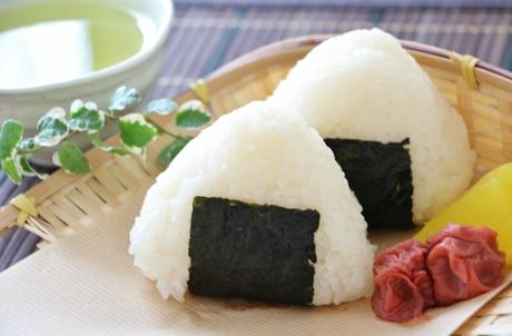 Onigiri So sollte ein fertiger japanischer Reisball aussehen.
