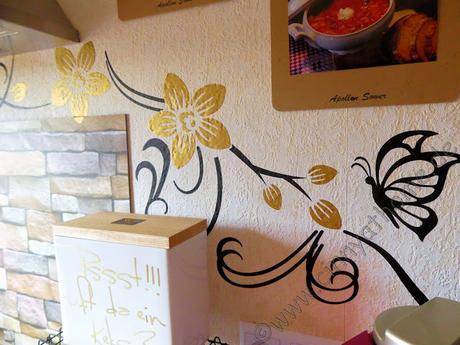 Eine Ranke mit goldenen Blüten verziert nun meine Küchenwand #Grandora #Wandtattoo #Renovieren