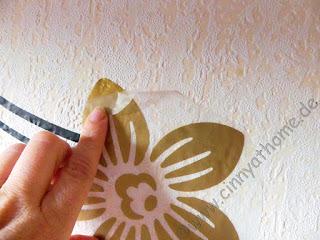 Eine Ranke mit goldenen Blüten verziert nun meine Küchenwand #Grandora #Wandtattoo #Renovieren