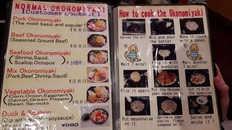 Okonomiyaki Restaurants bieten oft Anleitungen zum richtigen Zubereiten an.