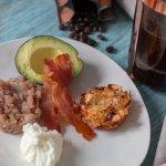Köstliches Sonntagsfrühstück mit Pochiertem Ei, Avocdao, Tunfischtatar & Hash Browns Muffin