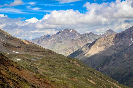 Blick über die Ötztaler Alpen beim Aufstieg auf den Saykogel.