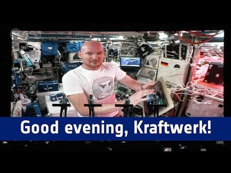 Videotipp: Good evening, KRAFTWERK / Guten Abend KRAFTWERK, guten Abend Stuttgart! – KRAFTWERK schalten Astro-Alex live bei JazzOpen zu! #Horizons #ISS #jazzopen #stuttgart