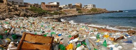 Angespülter Plastikmüll an den Stränden ist Zeuge der Belastung der Meere durch die umweltschädlichen Abfälle.