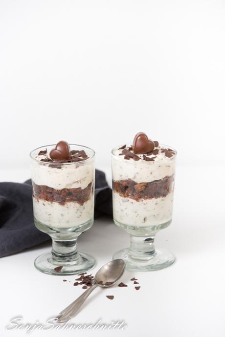 Einfaches Dessert im Glas: Stracciatella-Creme mit Joghurt und Schokoladen-Cookies