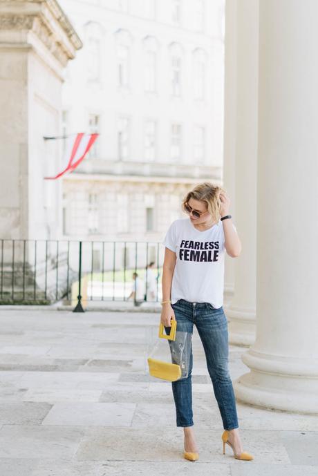 #Sommertrend Transparenz in Statement Shirt von Mango, Bule Jeans, transparenten yellow High Heels und DIY transparent Bag