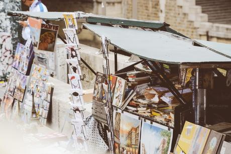 Ein Marktstand mit Kunstwerken und Postkarten