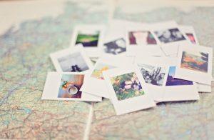 Polaroid-Bilder liegen verteilt auf einer Landkarte