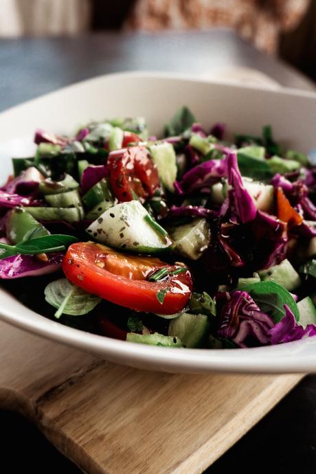 Leichter Salat mit saisonalem Gemüse
