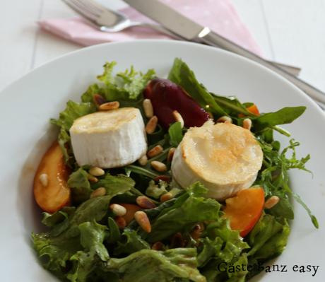 Eine Woche voller Salate: Blattsalat mit Nektarinen und gebratenem Ziegenkäse