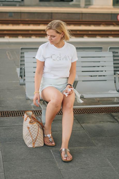 #Sommeroutfit in Leinenhosenrock, white Statementshirt, Neverfull von Louis Vuitton und metallic Birkenstock