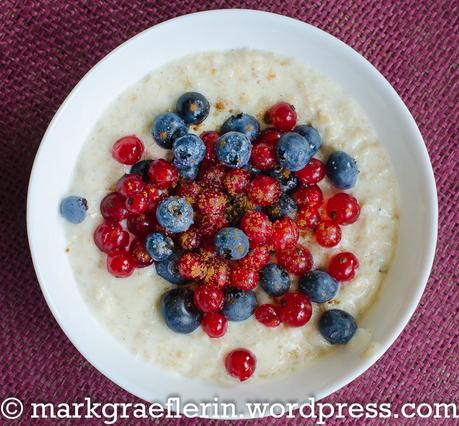 Happy Food: Sonntagsfrühstück mit Porridge und Beeren