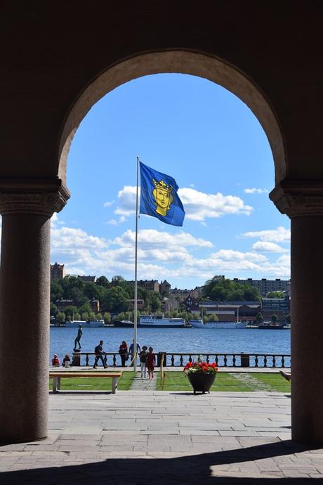 27_Torbogen-Stadshus-Stockholm-Flagge-Schweden-Ostsee-Kreuzfahrt
