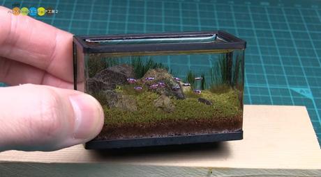 Typ baut ein realistisches Mini-Aquarium