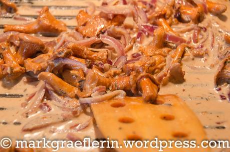 Wildschweinfilet (Niedrigtemperatur -Garmethode) mit Pfifferlingen Salat, Brägele