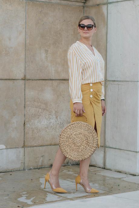 #Sommeroutfit in Leinenrock und Streifenbluse von Zara, runder DIY Strohtasche, Jil Sander Sonnenbrille und transparenten Pumps von Mango