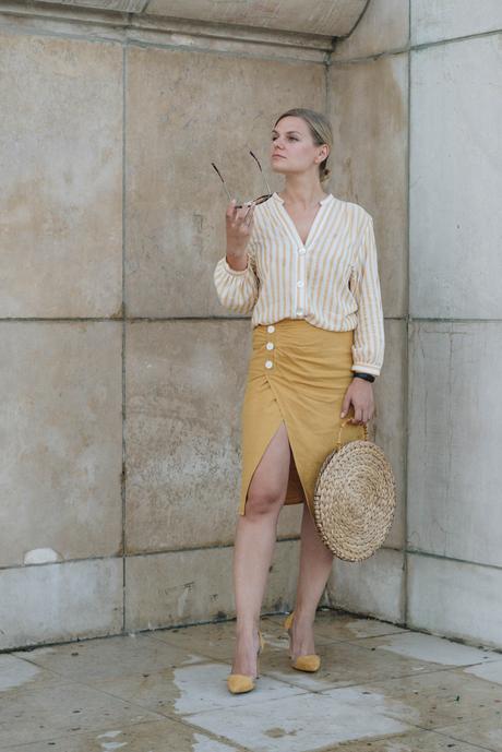 #Sommeroutfit in Leinenrock und Streifenbluse von Zara, runder DIY Strohtasche, Jil Sander Sonnenbrille und transparenten Pumps von Mango